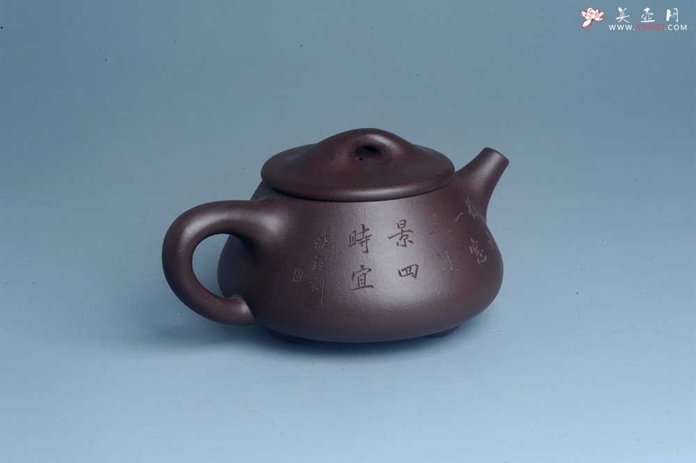 紫砂壶图片：实力派工艺师周斌 优质底槽青全手工精工 满瓢壶 张听钢装饰山水 好山一窗足 佳景四时宜 - 宜兴紫砂壶网