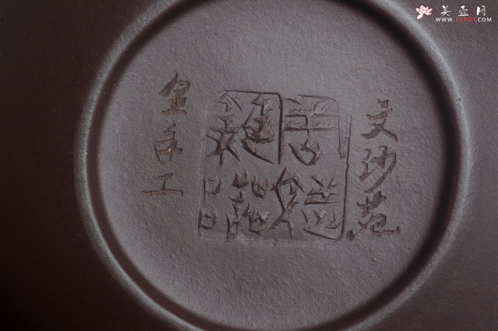 紫砂壶图片：实力派助工周斌 优质底槽清全手工精工 原创寿桃壶  陶兴双刀装饰 特文气 但愿人长久千里共婵娟 - 宜兴紫砂壶网