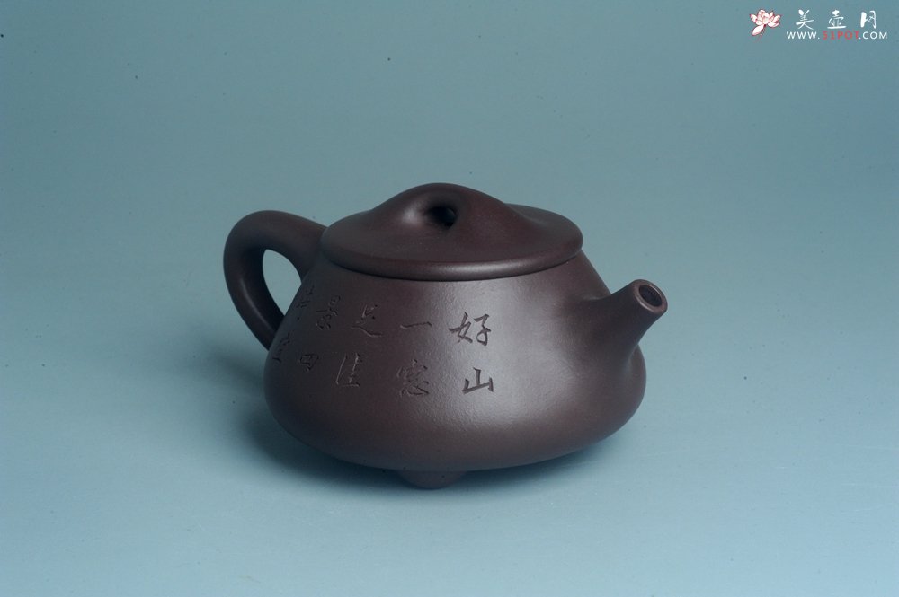 紫砂壶图片：实力派工艺师周斌 优质底槽青全手工精工 满瓢壶 张听钢装饰山水 好山一窗足 佳景四时宜 - 宜兴紫砂壶网