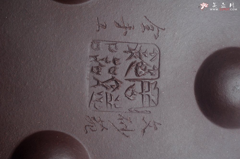 紫砂壶图片：实力派工艺师周斌 优质底槽青全手工精工 满瓢壶 张听钢装饰山水 好山一窗足 佳景四时宜 - 宜兴紫砂壶网