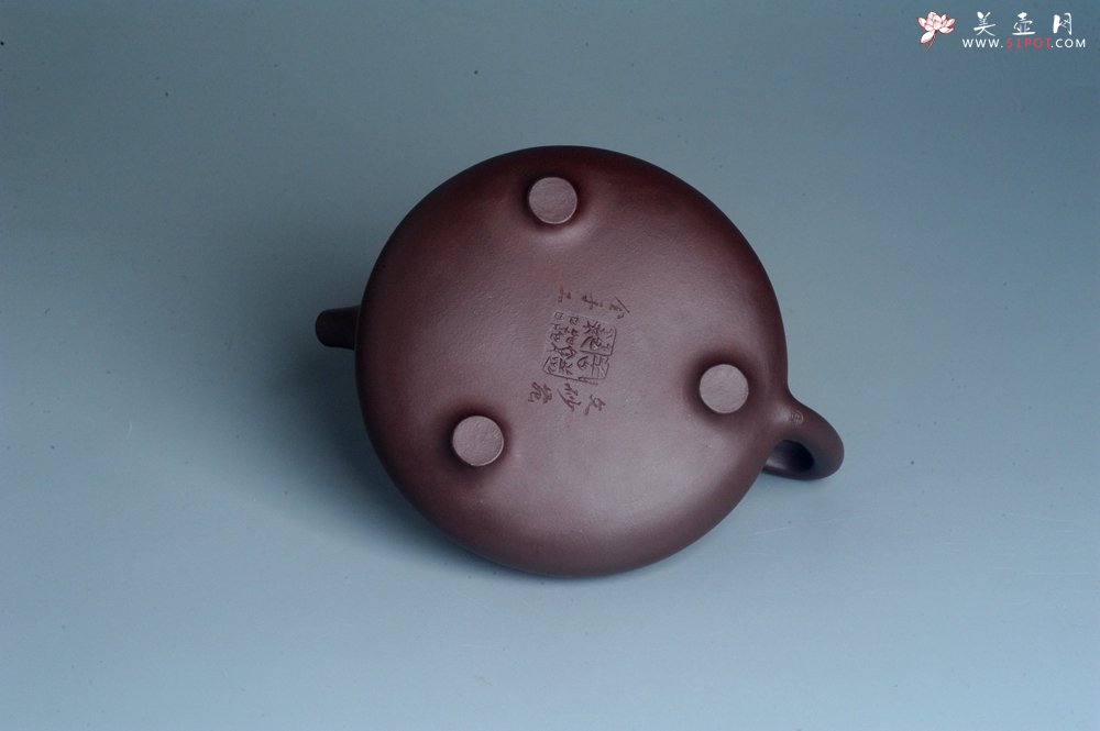 紫砂壶图片：实力派工艺师周斌 优质底槽青全手工精工 子冶石瓢壶 张听钢装饰人物 平生衣食随缘好 过得清闲便是仙 - 宜兴紫砂壶网