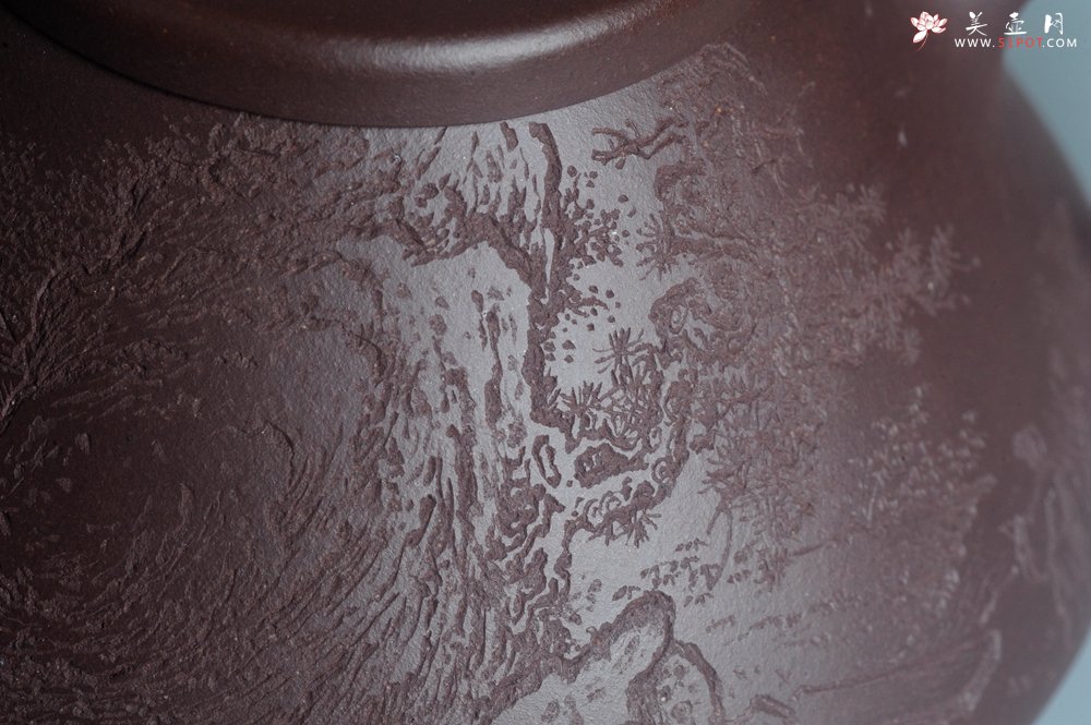 紫砂壶图片：实力派助工周斌 优质底槽青全手工精工 子冶石瓢壶 张听钢精刻山水 青山似欲留人住  香茗何妨为客尝 - 宜兴紫砂壶网