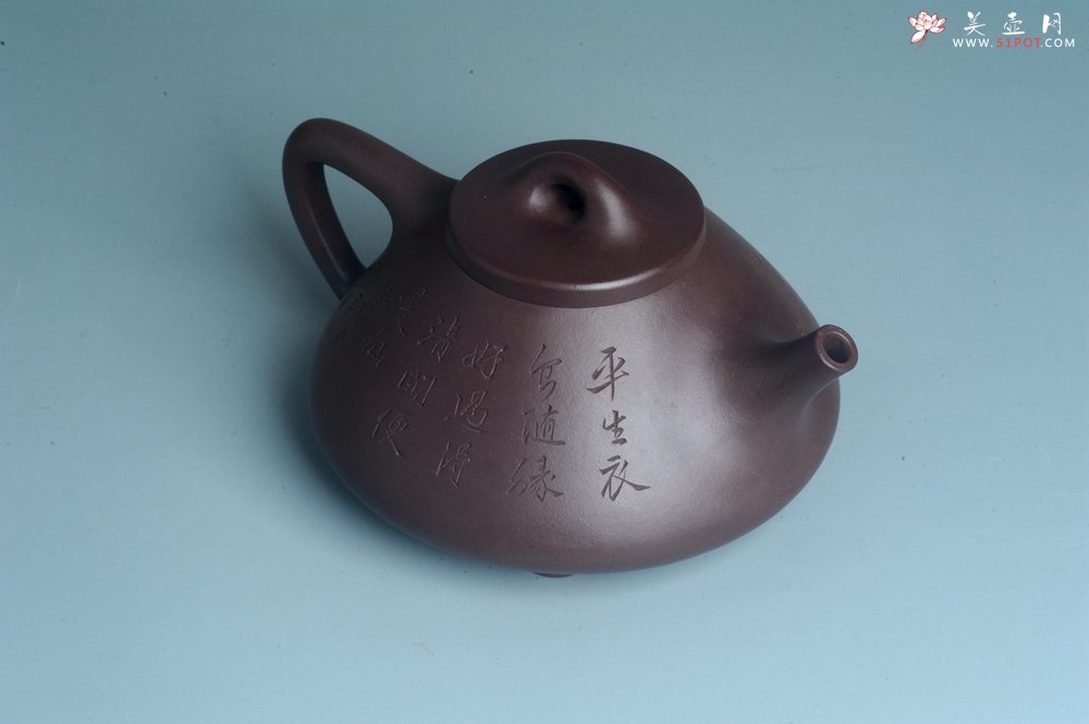 紫砂壶图片：实力派工艺师周斌 优质底槽青全手工精工 子冶石瓢壶 张听钢装饰人物 平生衣食随缘好 过得清闲便是仙 - 宜兴紫砂壶网