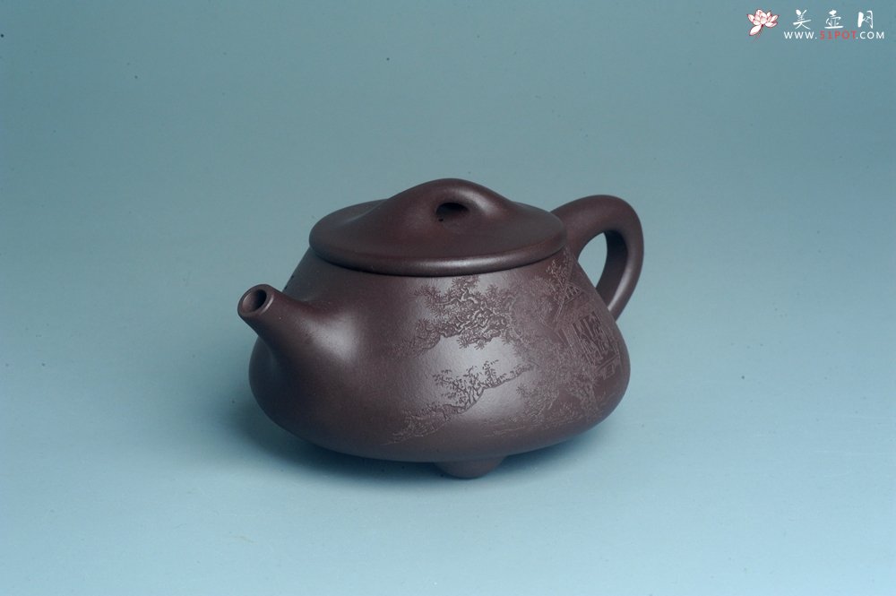 紫砂壶图片：实力派工艺师周斌 优质底槽青全手工精工 满瓢壶 张听钢装饰山水 好山一窗足 佳景四时宜 - 宜兴紫砂壶网
