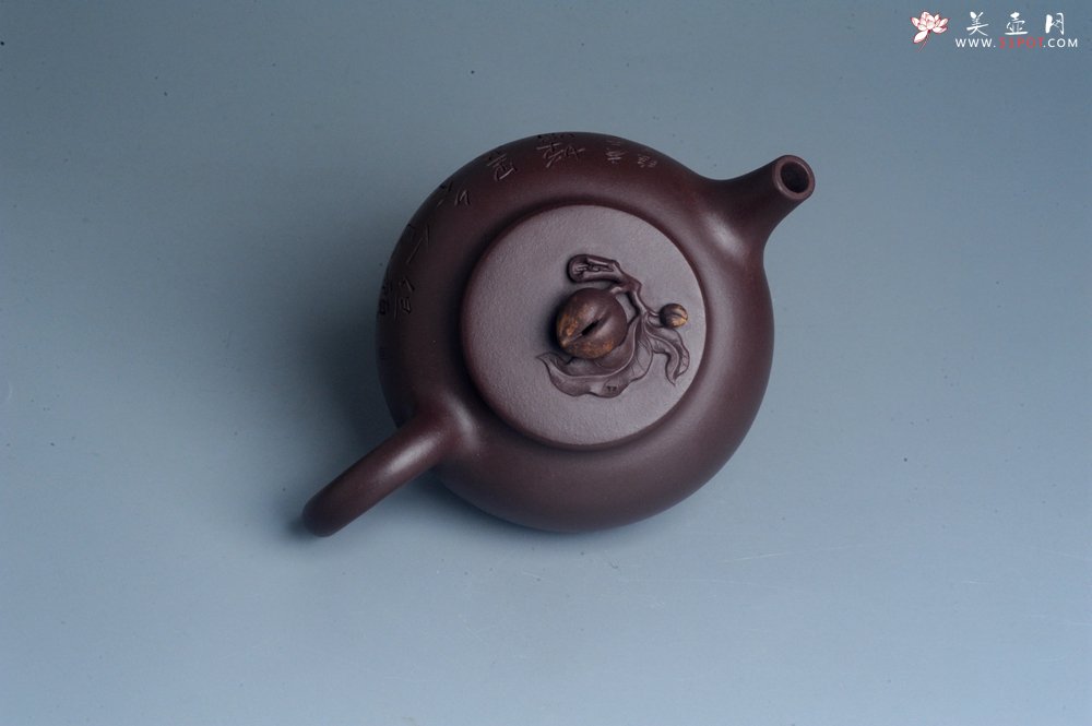 紫砂壶图片：实力派助工周斌 优质底槽清全手工精工 原创寿桃壶  陶兴双刀装饰 特文气 但愿人长久千里共婵娟 - 宜兴紫砂壶网