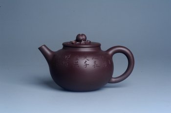 紫砂壶图片：实力派助工周斌 优质底槽清全手工精工 原创寿桃壶  陶兴双刀装饰 特文气 但愿人长久千里共婵娟 - 宜兴紫砂壶网