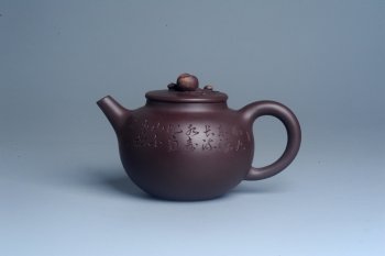 紫砂壶图片：实力派工艺师周斌 优质底槽清全手工精工 原创寿桃壶 陶兴双刀装饰 福如东海长流水 寿比南山不老松 特 - 宜兴紫砂壶网