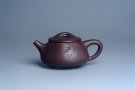 紫砂壶图片：实力派工艺师周斌 优质底槽青全手工精工 满瓢壶 张听钢装饰山水  知足是人生一乐 无为得天地自然 - 宜兴紫砂壶网