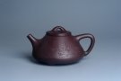 紫砂壶图片：实力派工艺师周斌 优质底槽青全手工精工 子冶石瓢壶 张听钢装饰人物 平生衣食随缘好 过得清闲便是仙 - 宜兴紫砂壶网
