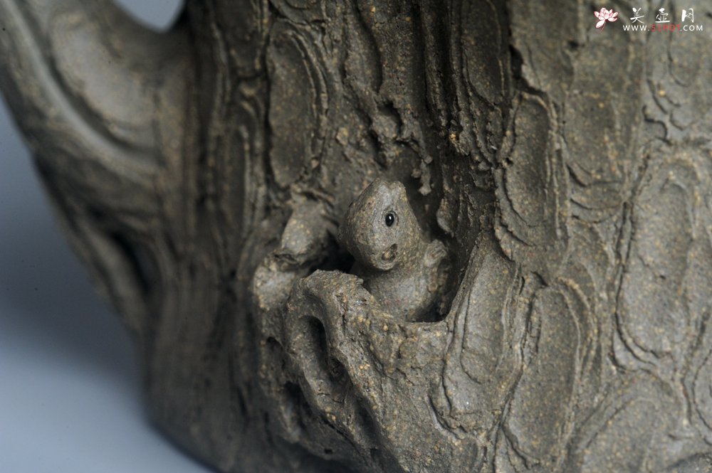 紫砂壶图片：潜力股赵老师 全手工青段松桩壶 松鼠跃然壶盖特有趣 肌理丰富 期待与您结缘 - 宜兴紫砂壶网