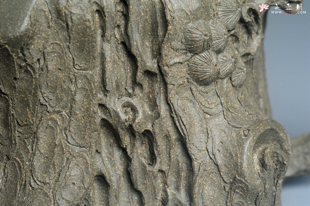 紫砂壶图片：潜力股赵老师 全手工青段松桩壶 松鼠跃然壶盖特有趣 肌理丰富 期待与您结缘 - 宜兴紫砂壶网