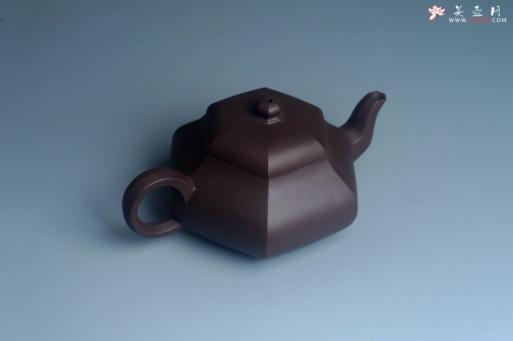 紫砂壶图片：美壶特惠 潜力股凌晨老师 精致紫泥全手工六方君德壶 期待与您结缘 - 宜兴紫砂壶网