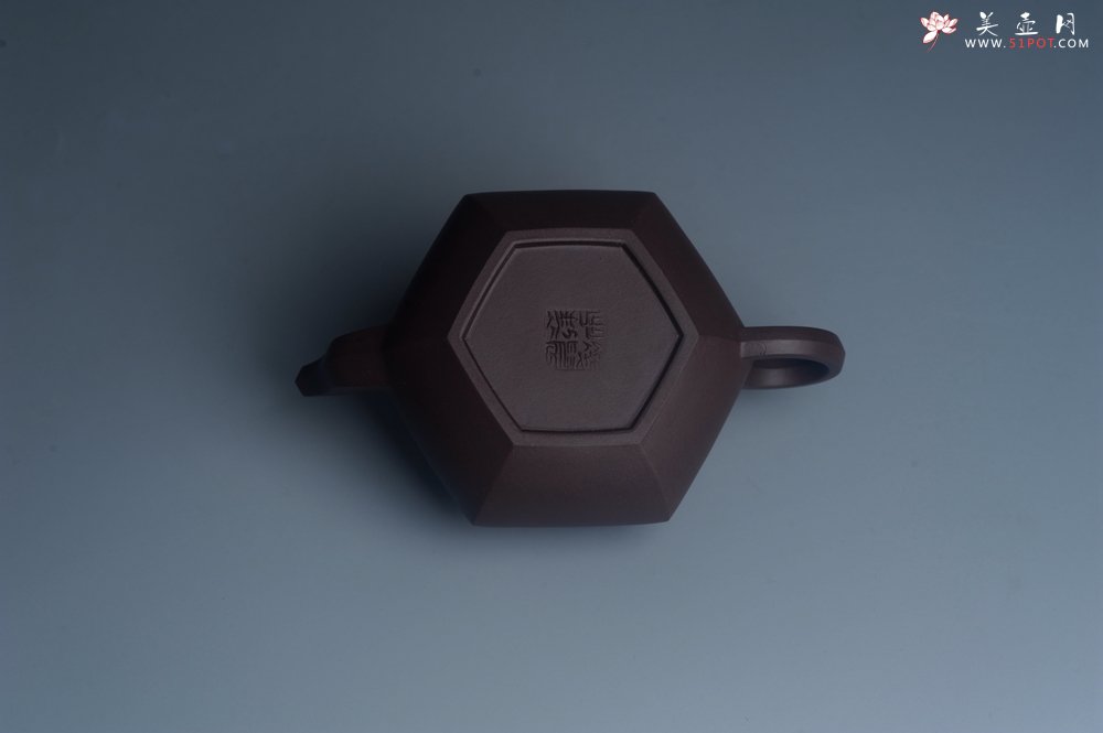 紫砂壶图片：美壶特惠 潜力股凌晨老师 精致紫泥全手工六方君德壶 期待与您结缘 - 宜兴紫砂壶网