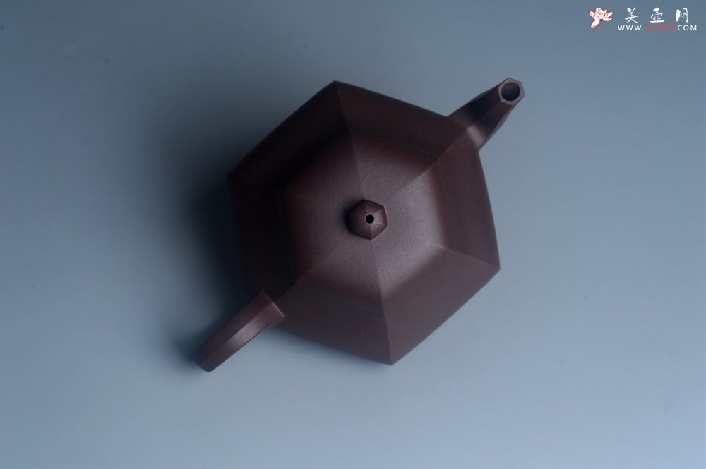 紫砂壶图片：美壶特惠 潜力股凌晨老师 精致紫泥全手工六方君德壶 期待与您结缘 - 宜兴紫砂壶网