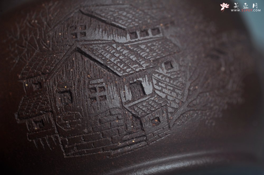 紫砂壶图片：美壶特惠 潜力股周学学老师 精工典范 精致老紫泥汉瓦壶 装饰镂空山水 特文气 - 宜兴紫砂壶网