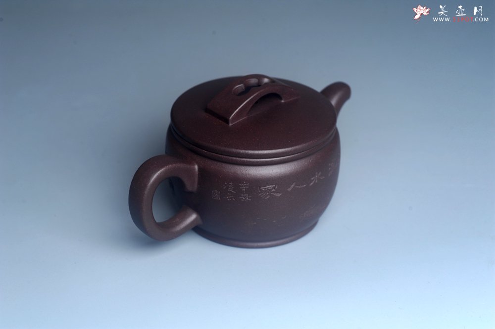 紫砂壶图片：美壶特惠 潜力股周学学老师 精工典范 精致老紫泥汉瓦壶 装饰镂空山水 特文气 - 宜兴紫砂壶网