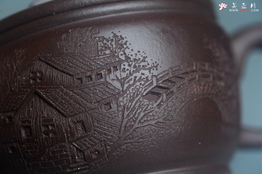 紫砂壶图片：美壶特惠 潜力股周学学老师 精工典范 精致老紫泥汉瓦壶 装饰镂空山水 特文气 - 宜兴紫砂壶网