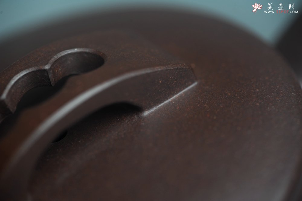 紫砂壶图片：美壶特惠 潜力股周学学老师 精工典范 精致老紫泥汉瓦壶 装饰镂空山水 特文气 - 宜兴紫砂壶网