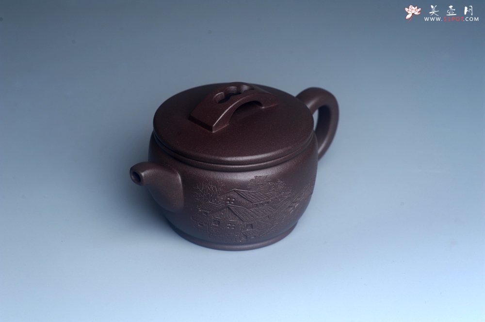 紫砂壶图片：美壶特惠 潜力股周学学老师 精工典范 精致老紫泥汉瓦壶 装饰镂空山水 特文气 - 宜兴紫砂壶网
