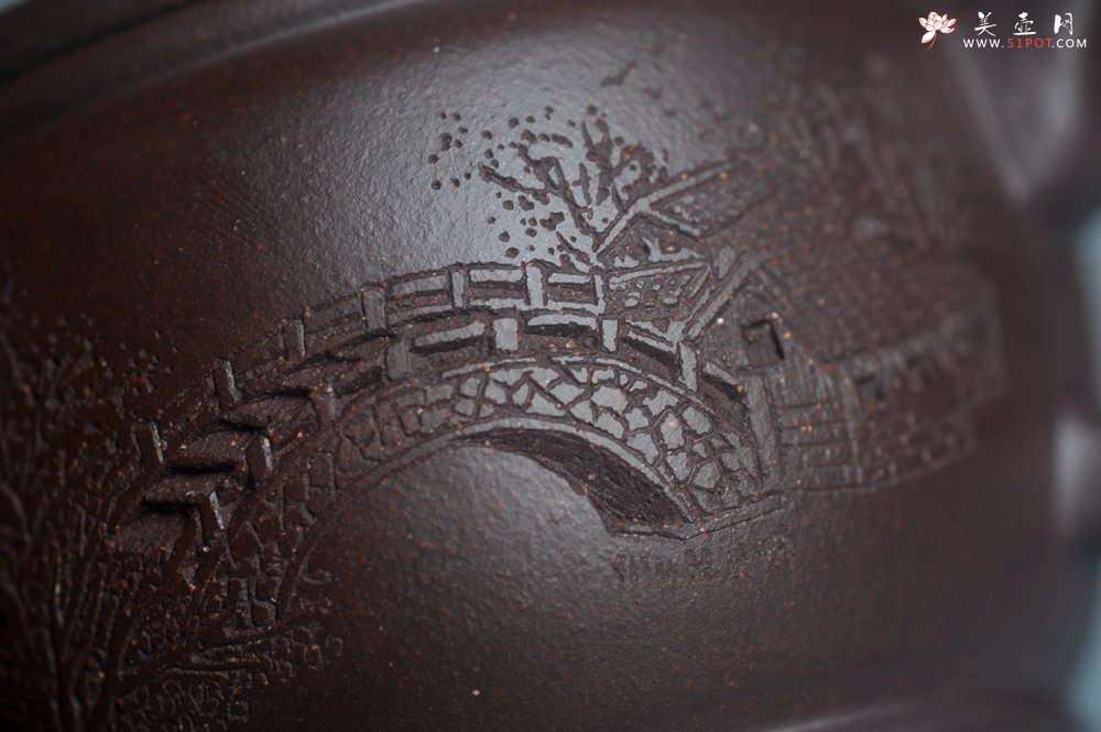 紫砂壶图片：美壶特惠 潜力股周学学老师 精工典范 精致老紫泥汉瓦壶 装饰镂空山水 特文气 - 宜兴紫砂壶网