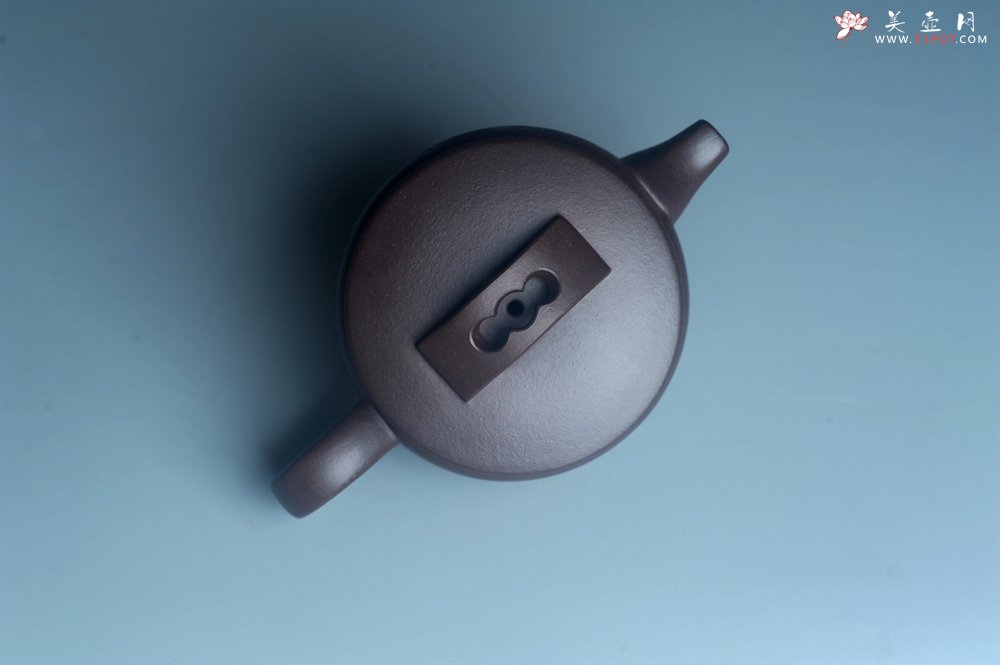 紫砂壶图片：美壶特惠 潜力股周学学老师 精工典范 精致老紫泥汉瓦壶 装饰镂空山水 特文气 - 宜兴紫砂壶网