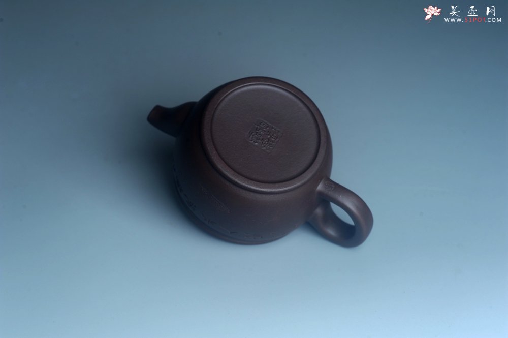 紫砂壶图片：美壶特惠 潜力股周学学老师 精工典范 精致老紫泥汉瓦壶 装饰镂空山水 特文气 - 宜兴紫砂壶网