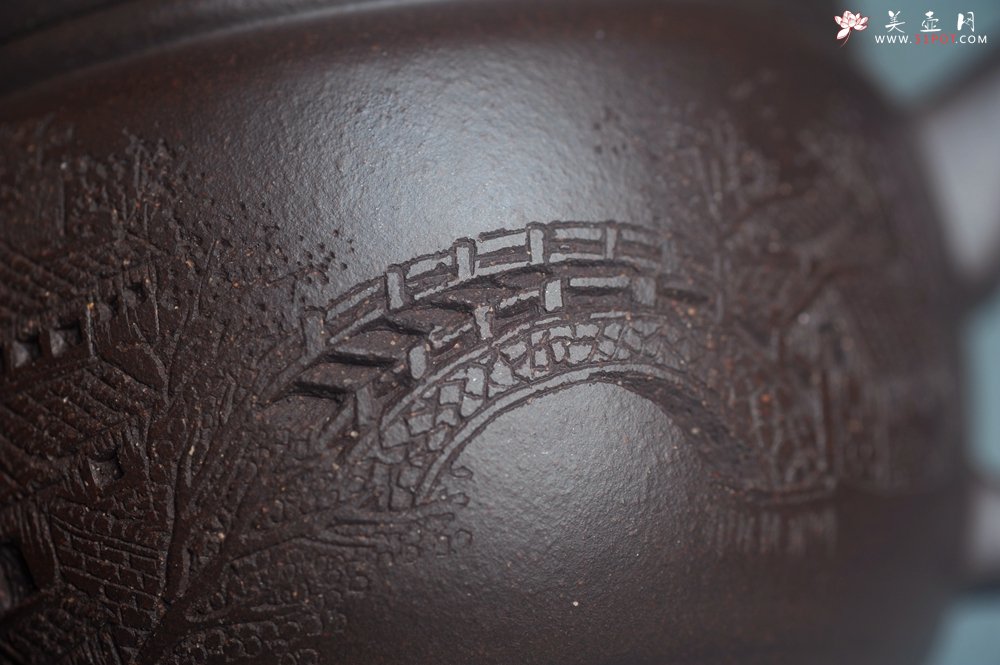 紫砂壶图片：美壶特惠 潜力股周学学老师 精工典范 精致老紫泥汉瓦壶 装饰镂空山水 特文气 - 宜兴紫砂壶网