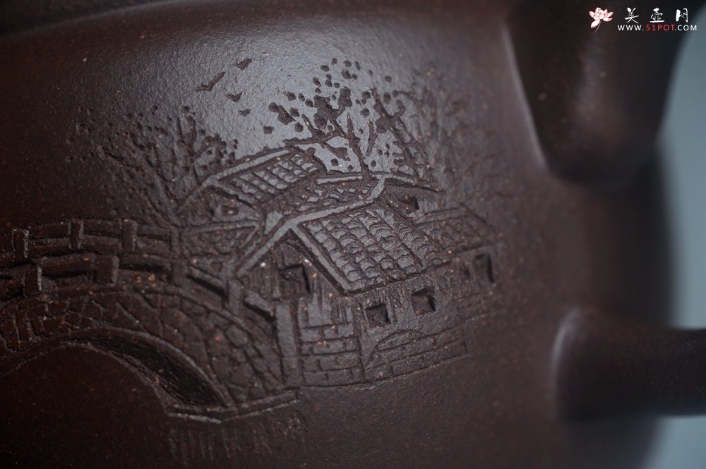 紫砂壶图片：美壶特惠 潜力股周学学老师 精工典范 精致老紫泥汉瓦壶 装饰镂空山水 特文气 - 宜兴紫砂壶网