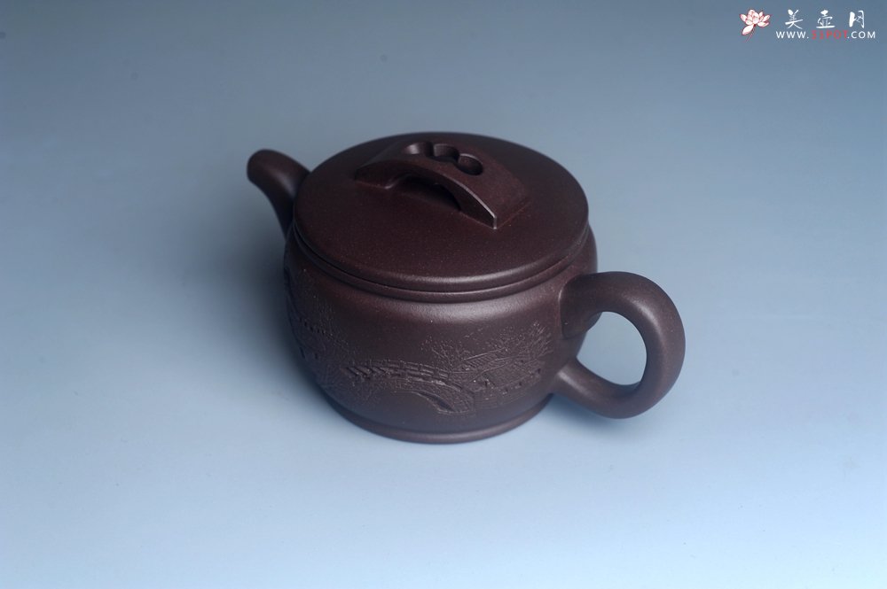 紫砂壶图片：美壶特惠 潜力股周学学老师 精工典范 精致老紫泥汉瓦壶 装饰镂空山水 特文气 - 宜兴紫砂壶网