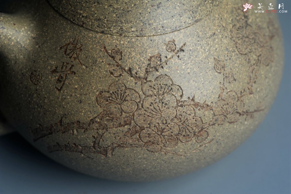 紫砂壶图片：实力派工艺师周斌 极品芝麻段泥 全手工茄瓜壶 装饰墨梅特文气 - 宜兴紫砂壶网