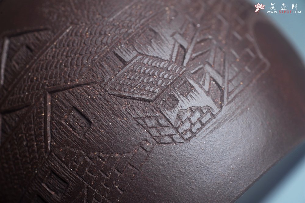 紫砂壶图片：美壶特惠 超精致老紫泥秦权壶 立体雕刻山水 特文气 - 宜兴紫砂壶网