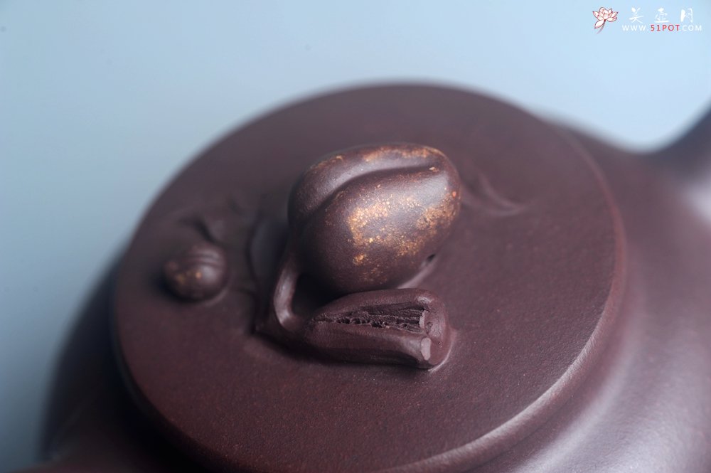 紫砂壶图片：实力派工艺师周斌优质底槽清全手工精工 原创寿桃壶 陶兴双刀装饰 福如东海长流水 寿比南山不老松 特文 - 宜兴紫砂壶网