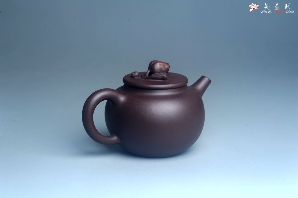 紫砂壶图片：实力派工艺师周斌优质底槽清全手工精工 原创寿桃壶 陶兴双刀装饰 福如东海长流水 寿比南山不老松 特文 - 宜兴紫砂壶网