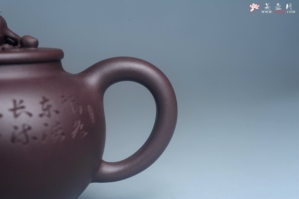 紫砂壶图片：实力派工艺师周斌优质底槽清全手工精工 原创寿桃壶 陶兴双刀装饰 福如东海长流水 寿比南山不老松 特文 - 宜兴紫砂壶网