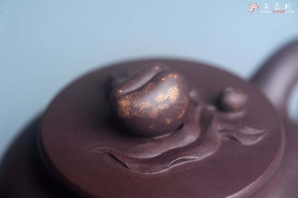 紫砂壶图片：实力派工艺师周斌优质底槽清全手工精工 原创寿桃壶 陶兴双刀装饰 福如东海长流水 寿比南山不老松 特文 - 宜兴紫砂壶网