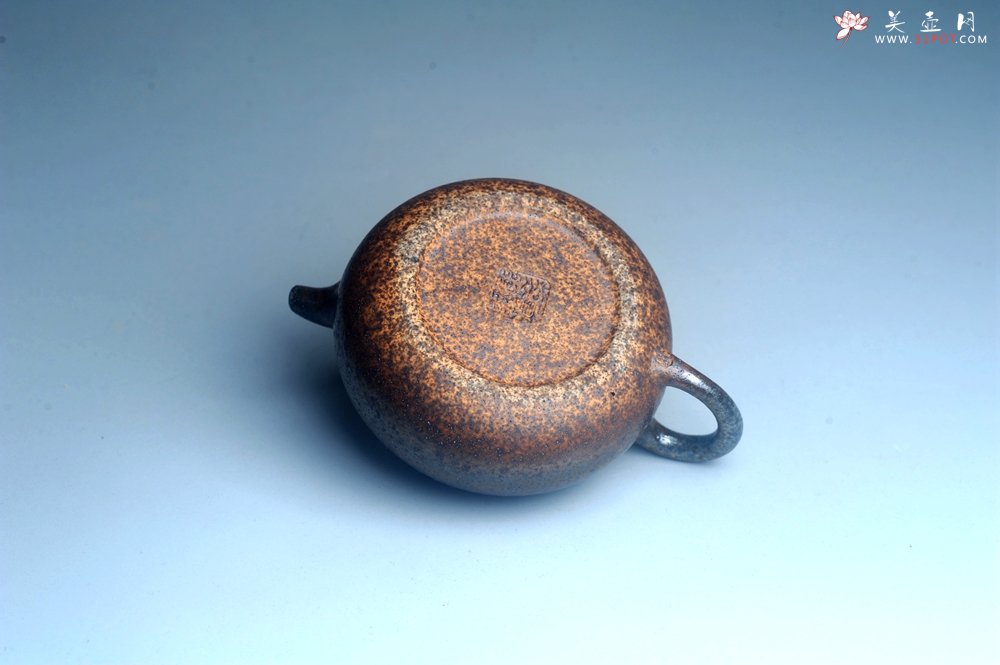 紫砂壶图片：美壶特惠 精致柴烧芝麻段泥半月壶 柴烧之佳品 - 宜兴紫砂壶网