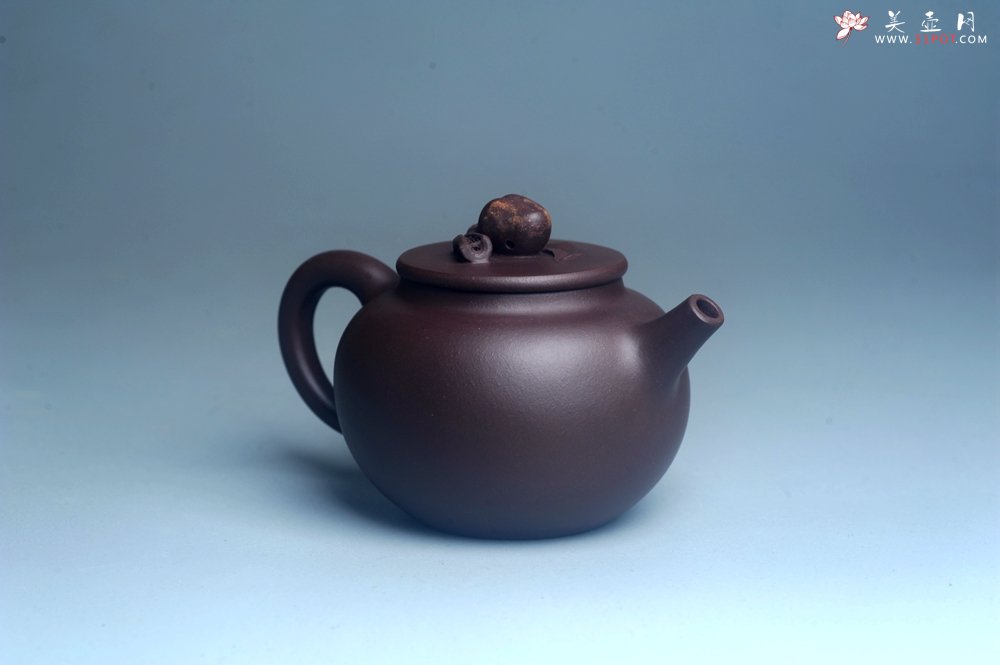 紫砂壶图片：实力派工艺师周斌优质底槽清全手工精工 原创寿桃壶 陶兴双刀装饰 福如东海长流水 寿比南山不老松 特文 - 宜兴紫砂壶网
