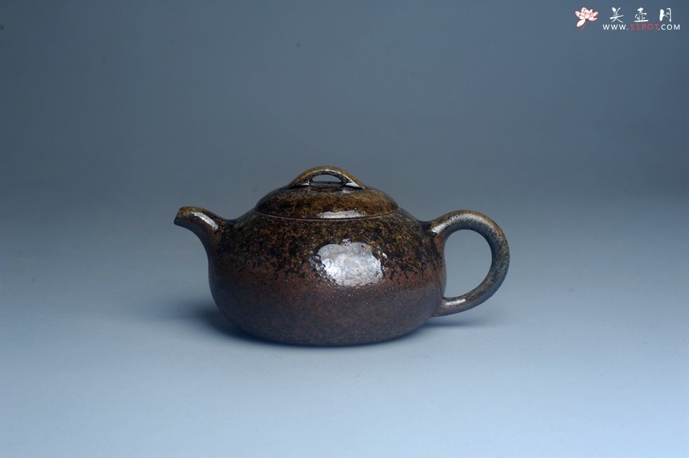 紫砂壶图片：美壶特惠 精致柴烧芝麻段泥半月壶 柴烧之佳品 - 宜兴紫砂壶网