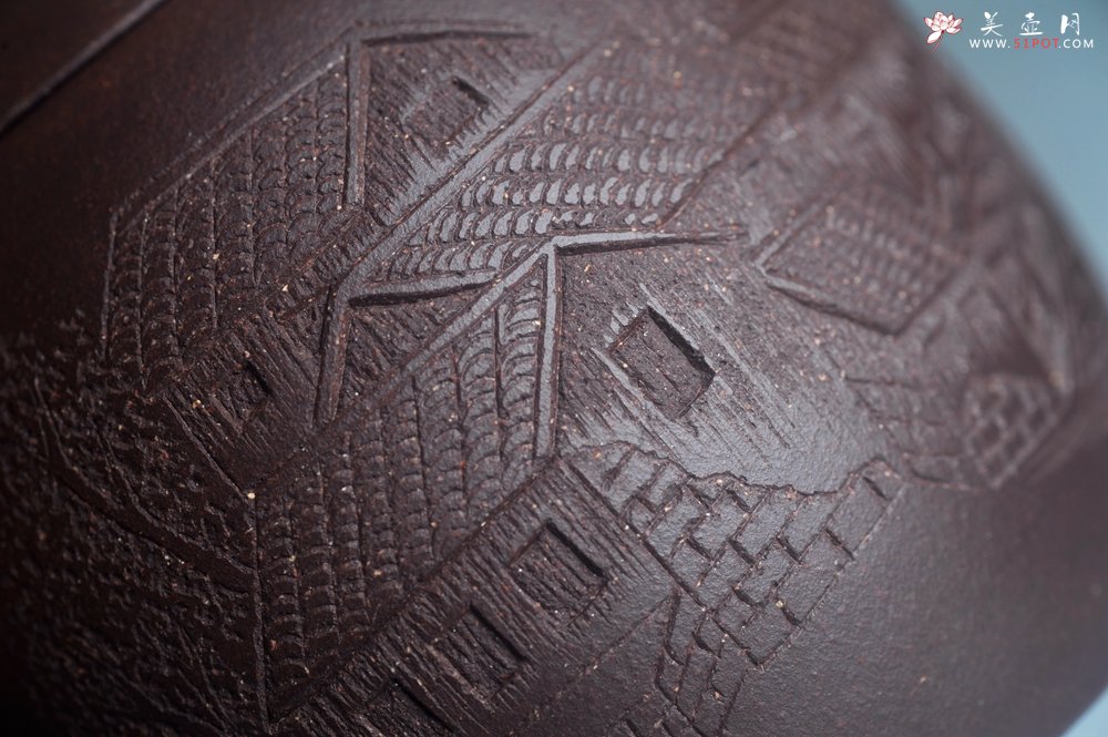 紫砂壶图片：美壶特惠 超精致老紫泥秦权壶 立体雕刻山水 特文气 - 宜兴紫砂壶网