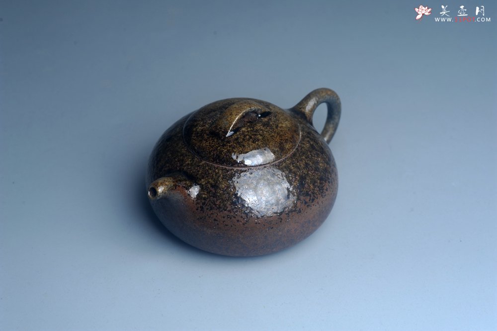 紫砂壶图片：美壶特惠 精致柴烧芝麻段泥半月壶 柴烧之佳品 - 宜兴紫砂壶网