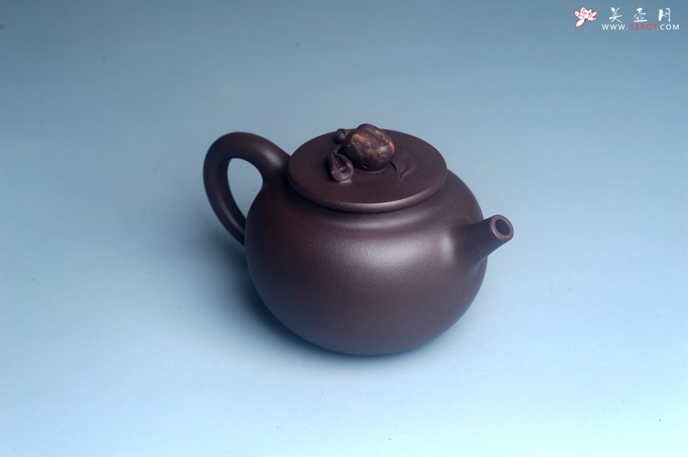 紫砂壶图片：实力派工艺师周斌优质底槽清全手工精工 原创寿桃壶 陶兴双刀装饰 福如东海长流水 寿比南山不老松 特文 - 宜兴紫砂壶网