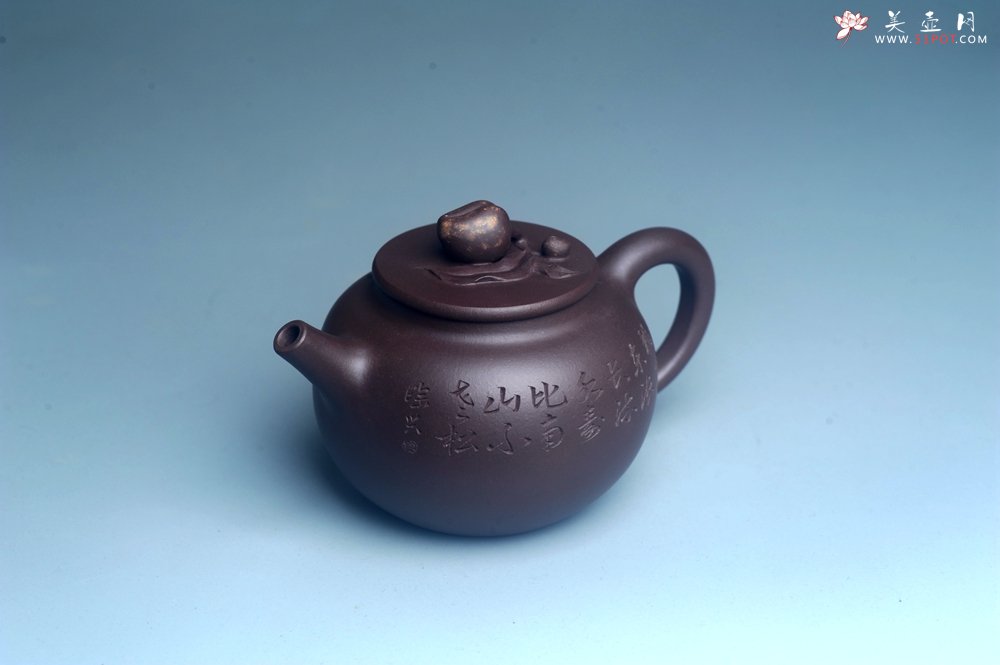 紫砂壶图片：实力派工艺师周斌优质底槽清全手工精工 原创寿桃壶 陶兴双刀装饰 福如东海长流水 寿比南山不老松 特文 - 宜兴紫砂壶网
