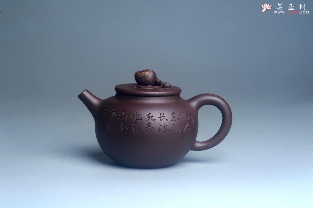 紫砂壶图片：实力派工艺师周斌优质底槽清全手工精工 原创寿桃壶 陶兴双刀装饰 福如东海长流水 寿比南山不老松 特文 - 宜兴紫砂壶网
