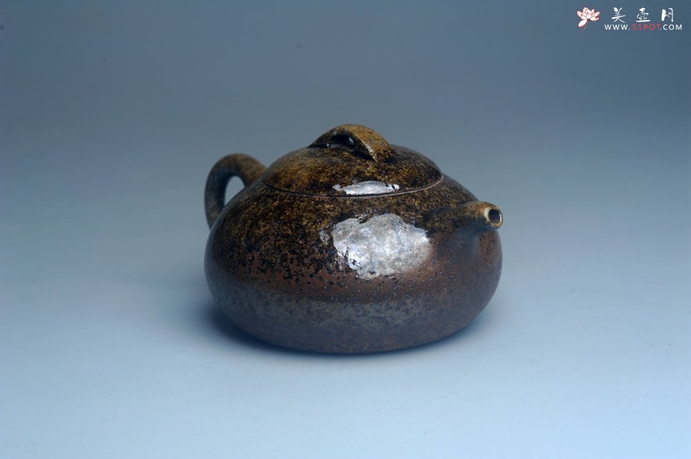 紫砂壶图片：美壶特惠 精致柴烧芝麻段泥半月壶 柴烧之佳品 - 宜兴紫砂壶网