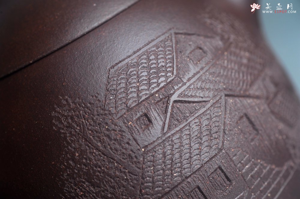 紫砂壶图片：美壶特惠 超精致老紫泥秦权壶 立体雕刻山水 特文气 - 宜兴紫砂壶网