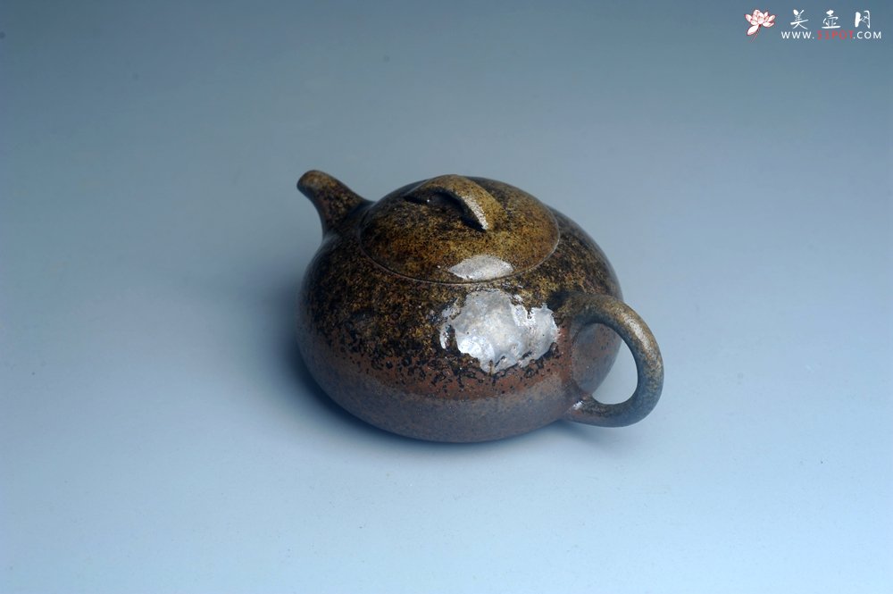 紫砂壶图片：美壶特惠 精致柴烧芝麻段泥半月壶 柴烧之佳品 - 宜兴紫砂壶网