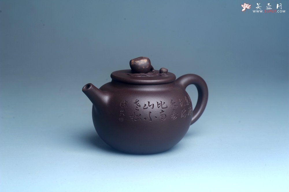 紫砂壶图片：实力派工艺师周斌优质底槽清全手工精工 原创寿桃壶 陶兴双刀装饰 福如东海长流水 寿比南山不老松 特文 - 宜兴紫砂壶网
