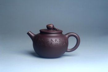 紫砂壶图片：实力派工艺师周斌优质底槽清全手工精工 原创寿桃壶 陶兴双刀装饰 福如东海长流水 寿比南山不老松 特文 - 宜兴紫砂壶网