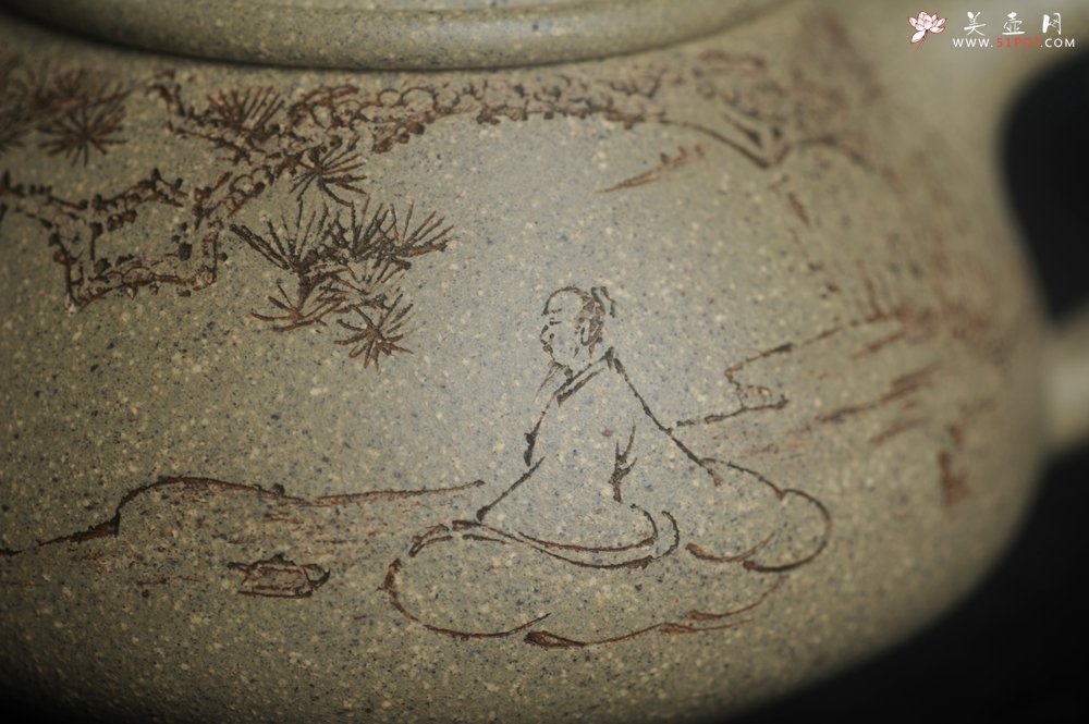 紫砂壶图片：实力派工艺师文砂苑堂主周斌 特好本山芝麻绿泥全手工牛盖高士壶  行到水穷处 坐看云起时 - 宜兴紫砂壶网