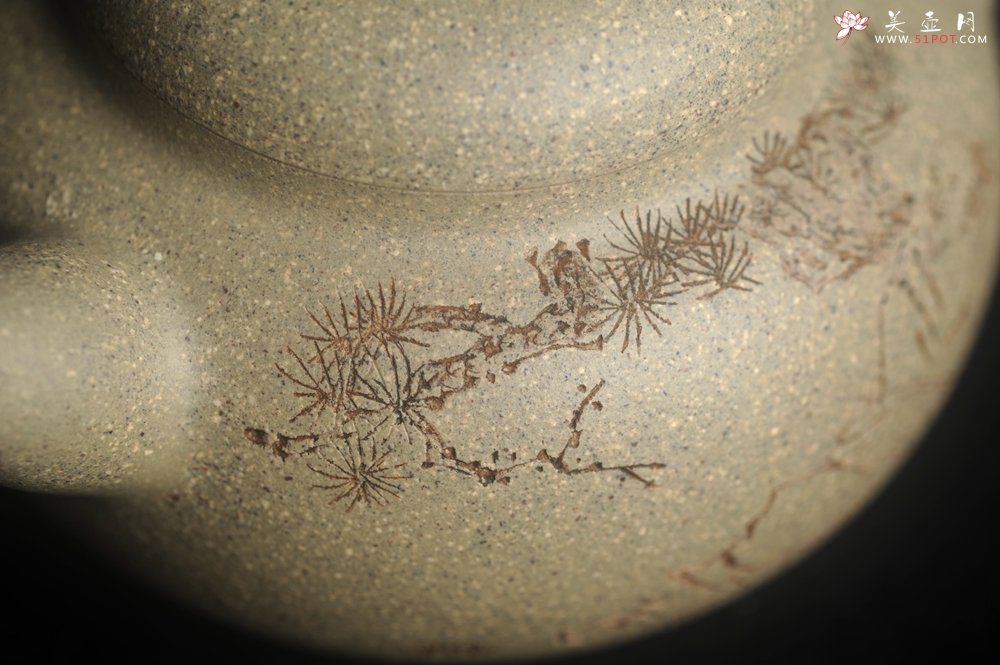 紫砂壶图片：实力派工艺师周斌 极品芝麻段泥 原创全手工牛韵壶 松涛烹雪醒诗梦 竹院浮烟荡俗尘 - 宜兴紫砂壶网